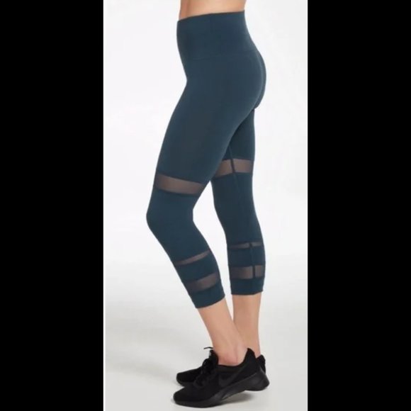 LIKE NEW Teal REEBOK Mesh Stripe Workout 3/4 Crop Leggings, Size Medium - Picture 1 of 5